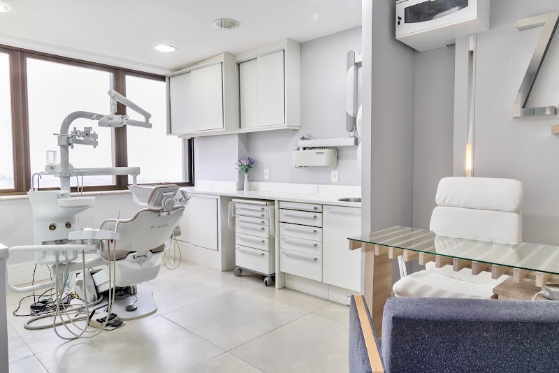 Odonto Liuzzi | Lentes de Contato Dental | Prótese Protocolo | Ortodontia | Periodontia | Implante Dentário | Dental Tourism - foto 3