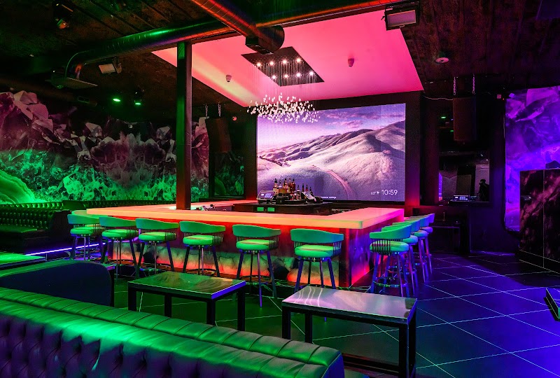 La Vie restaurant and lounge