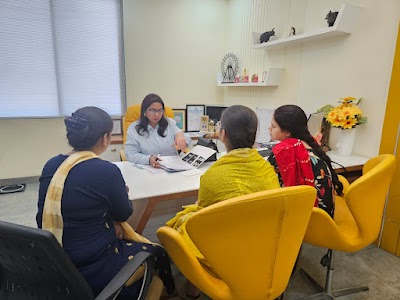 Dr. Rekha Agrawal Best Obstetrician Gynaecologist Near Vijay Nagar Indore, Pregnancy Care, स्त्री रोग विशेषज्ञ - Image 3