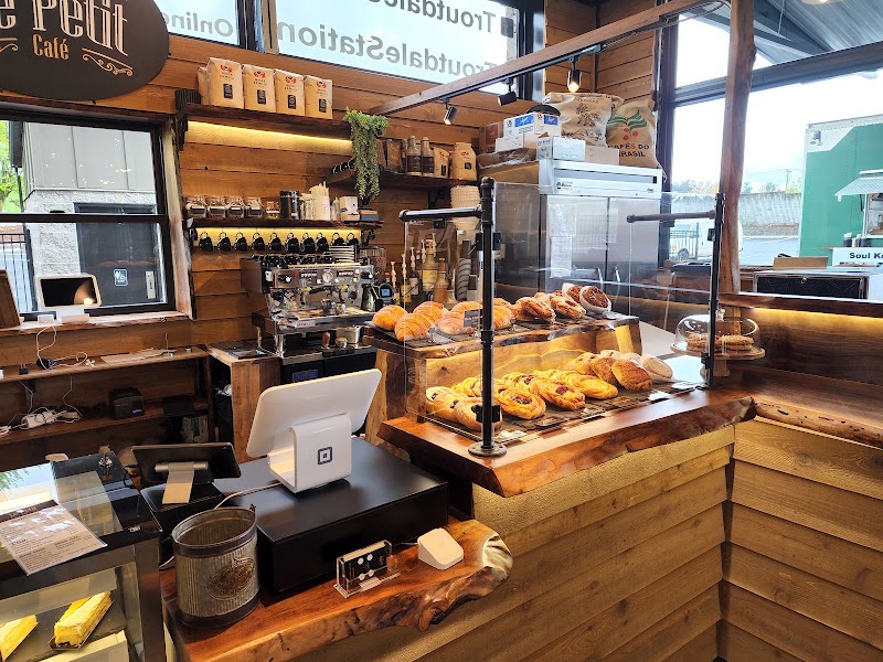 Le Petit Café Troutdale photo 1