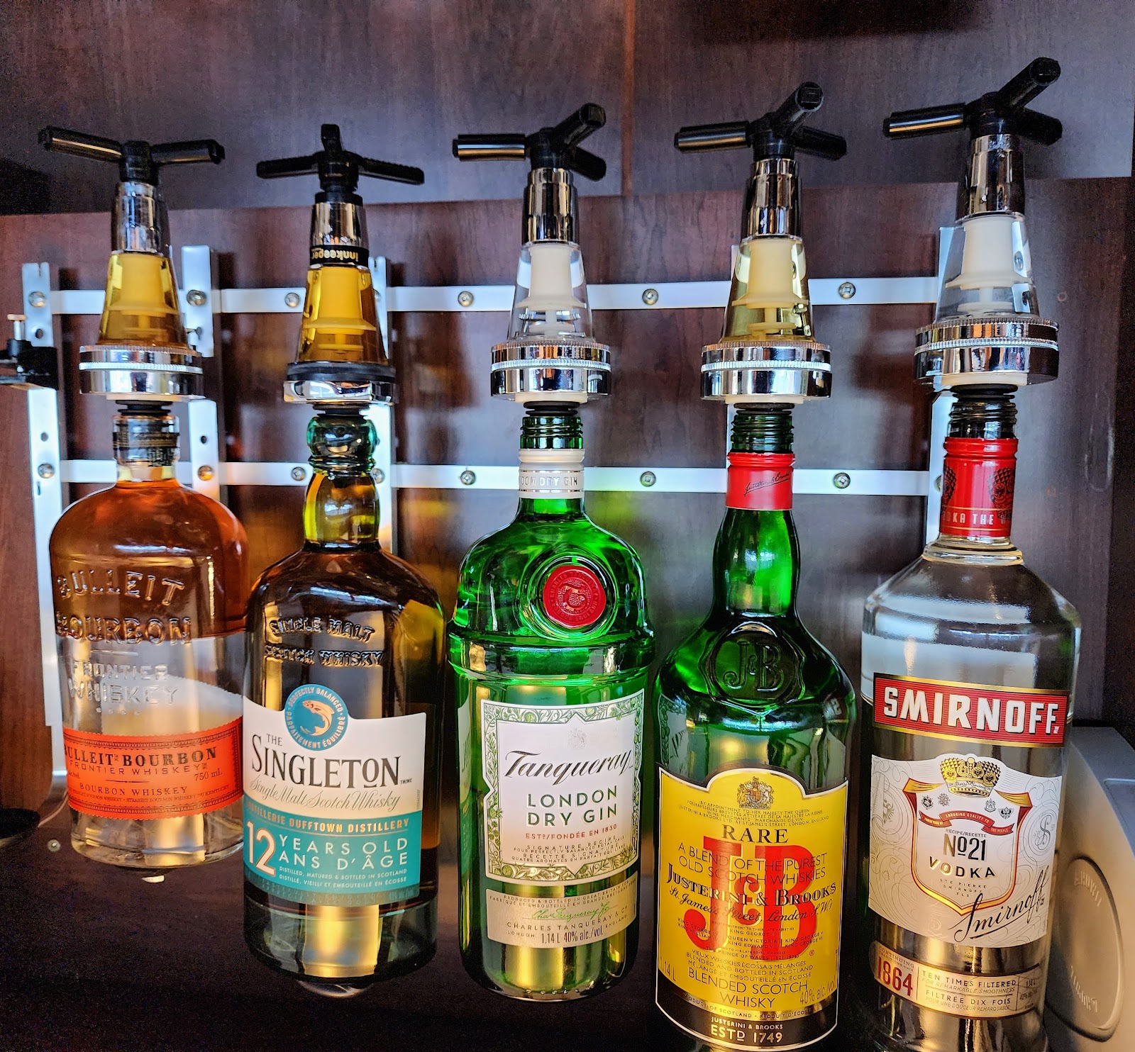 Air Canada Maple Leaf Lounge — photo 2 (via Google)