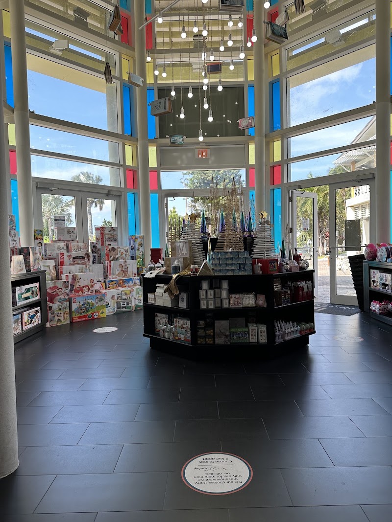 Books & Books Camana Bay photo 3