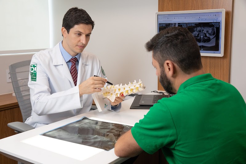 Foto de Dr Ricardo Teixeira - Ortopedista e Especialista em Coluna