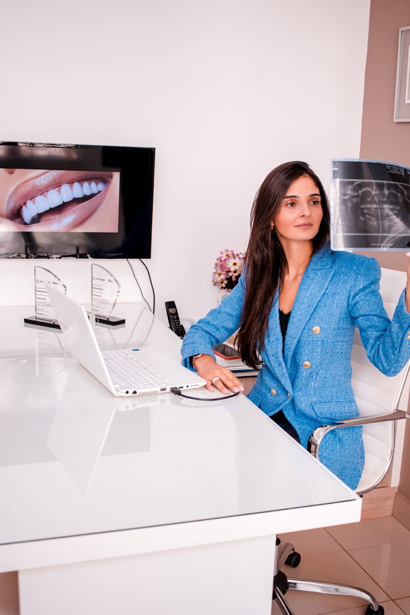 Dra. Raphaela Barreto - Odontologia/ Endodontia/ Especialista em tratamento de canal - foto 2