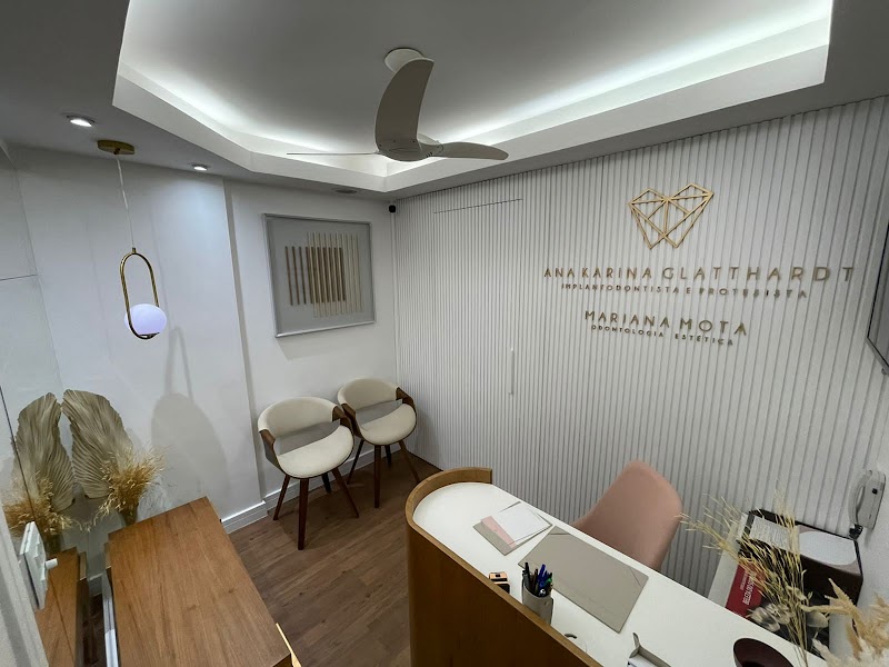 Dra. Ana Karina Glatthardt - Especializada em Implantodontia, Protesista e Cirurgias Gengivais na Tijuca - RJ - foto 2