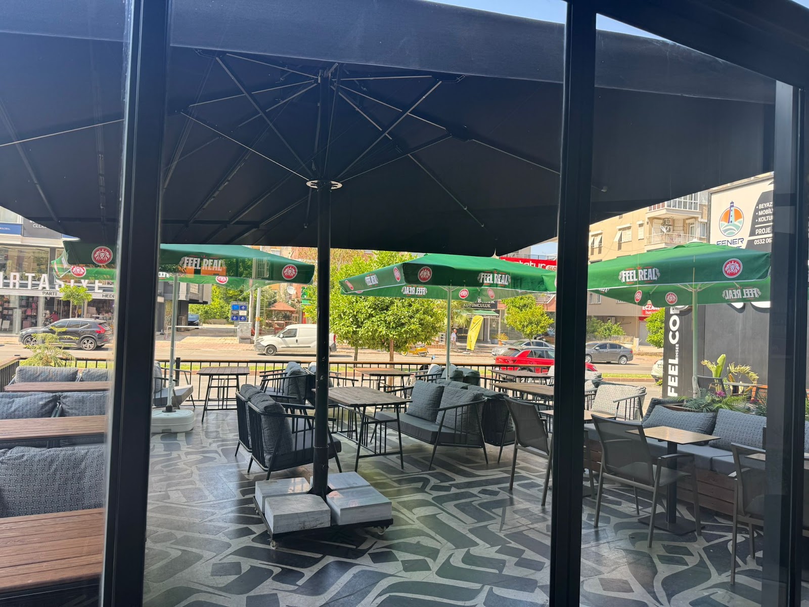 REPUBLIC CAFE mekanı