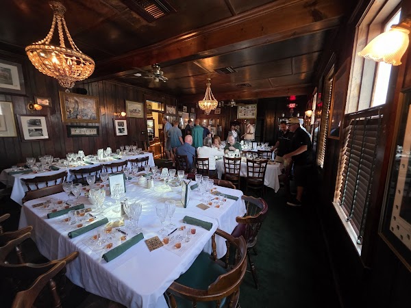 PAT'S STEAK HOUSE exterior