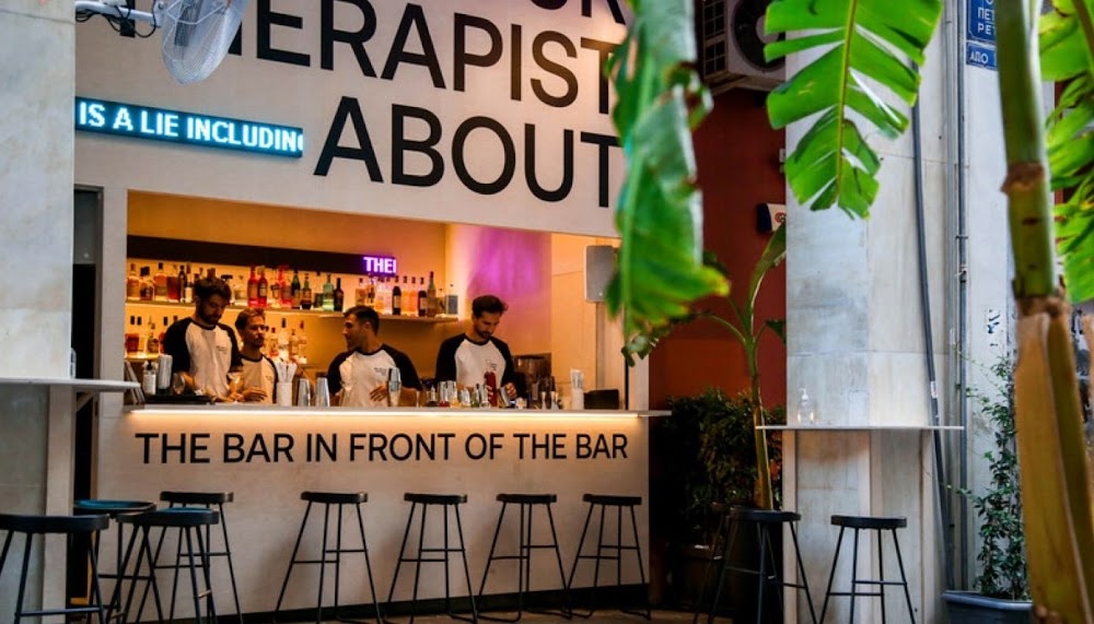 THE BAR IN FRONT OF THE BAR fotoğraf 1