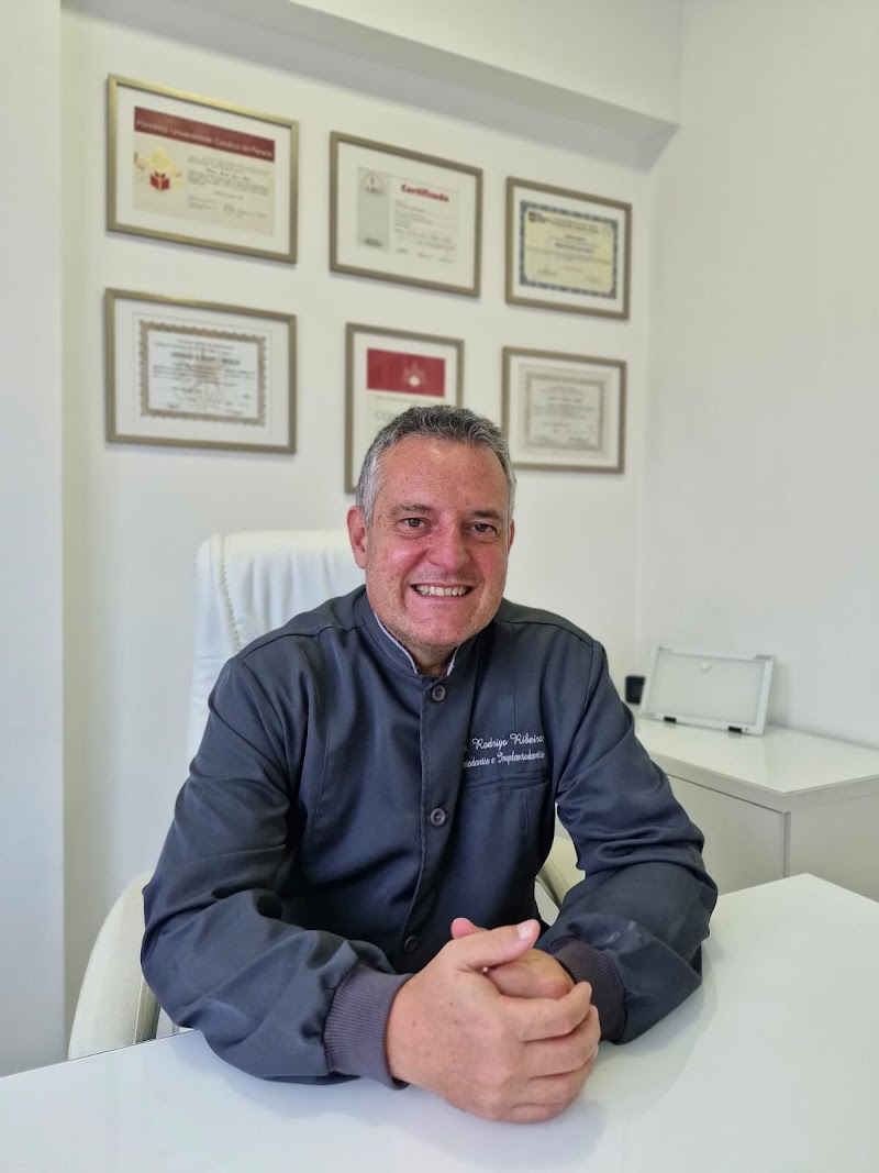 Dr. Rodrigo Ribeiro - Implante Dentário em Curitiba