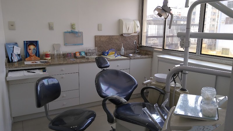 Dra. Fabíola Amaral - Alinhadores Invisíveis | Facetas Premium