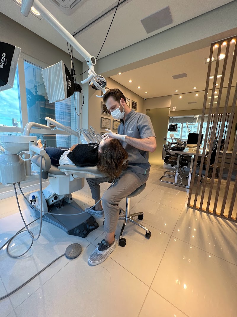 Dr. Ricardo Gelesky - Dentista, Implantes Dentários, Gengivoplastia, - foto 2