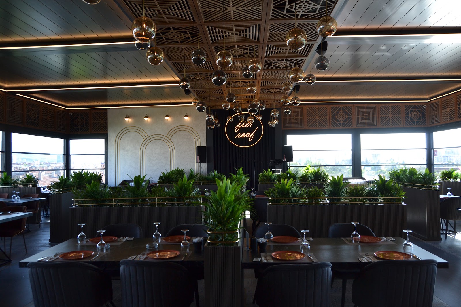 Fier Roof Restaurant mekanı
