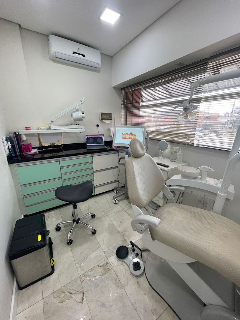 Dra. Thais Perini - Dentista em Curitiba