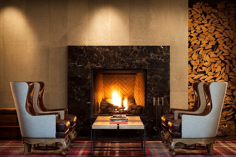 Lobby with live music and lively energy