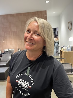 Miss June the salon Semaphore photo 3