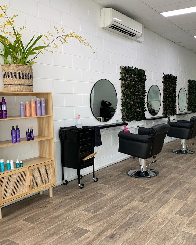 Klara at Salon 51 photo 1