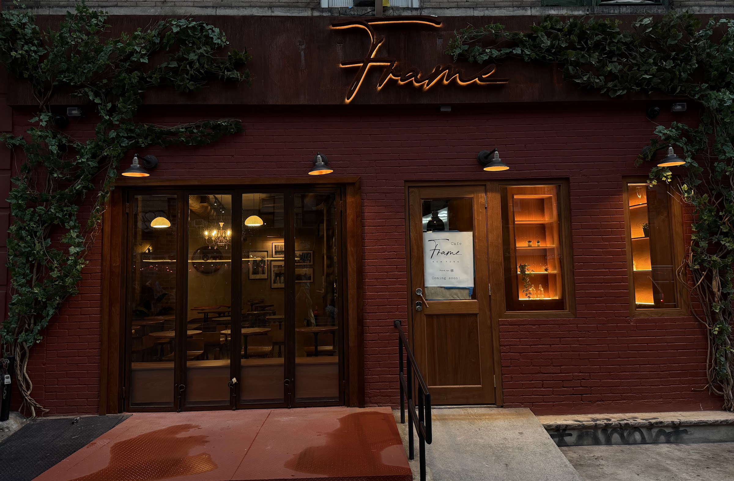 Frame Cafe Soho - Photo 4