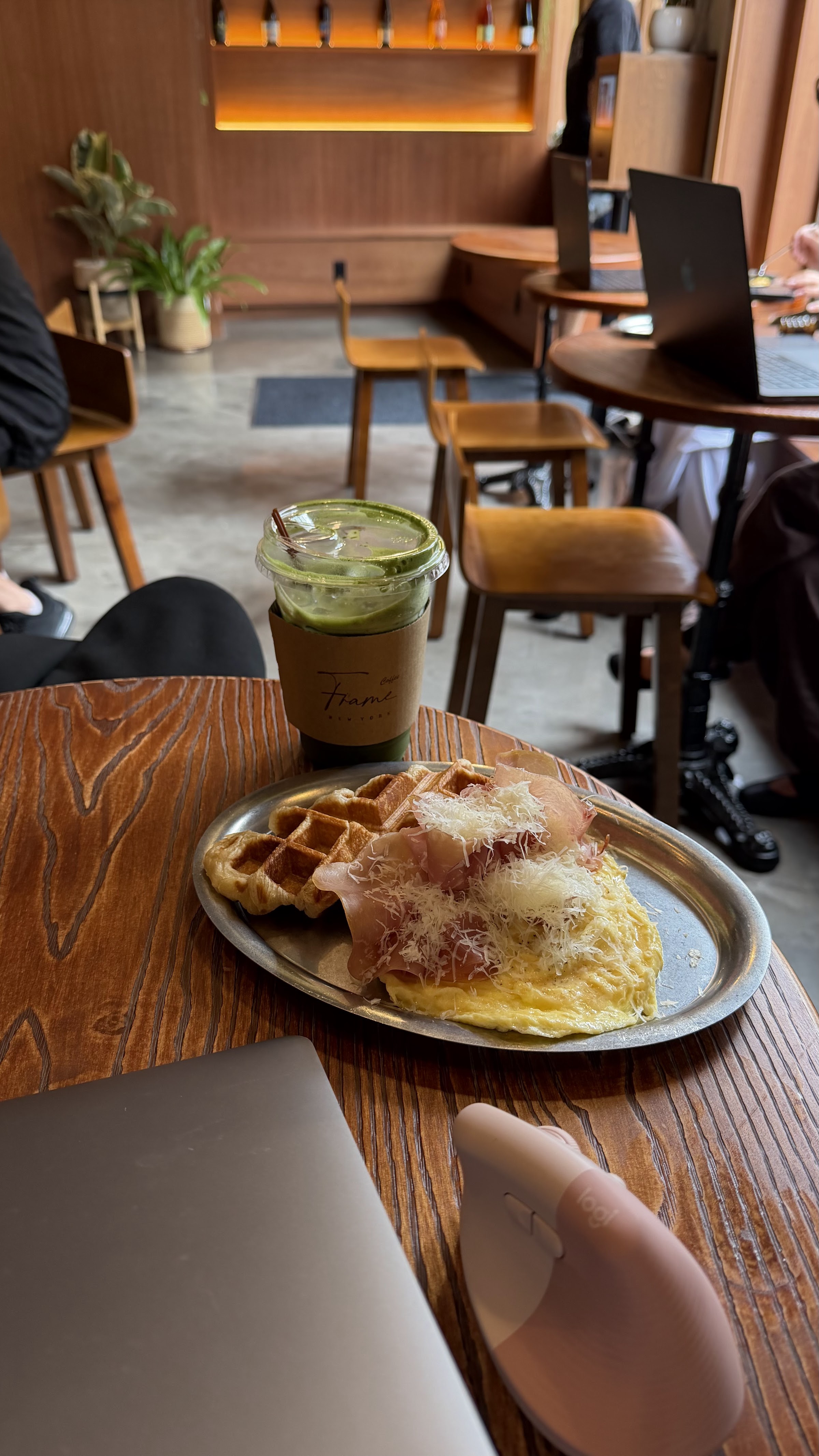 Frame Cafe Soho - Photo 2
