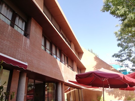 Residencia Fundación Sagrada Familia Y Santa Isabel — C. Isidro Dompablo, 10, Moncloa - Aravaca, 28035 Madrid, España