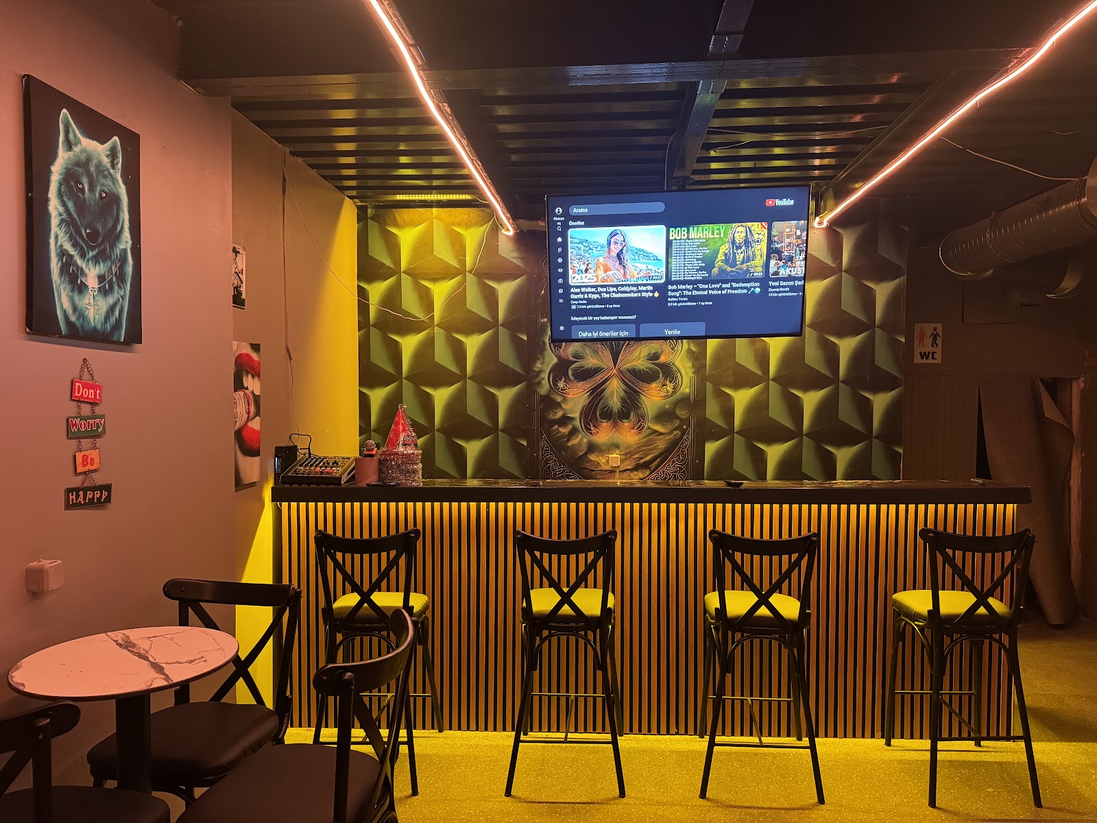 Black hookah lounge & Karaoke Bar mekanı