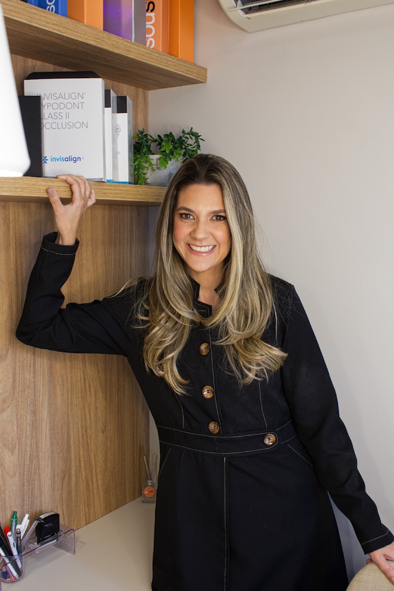 Dra Manuela Flores Coimbra - Ortodontista - Alinhadores Invisiveis - Invisalign Doctor- Angel Aligner - Curitiba