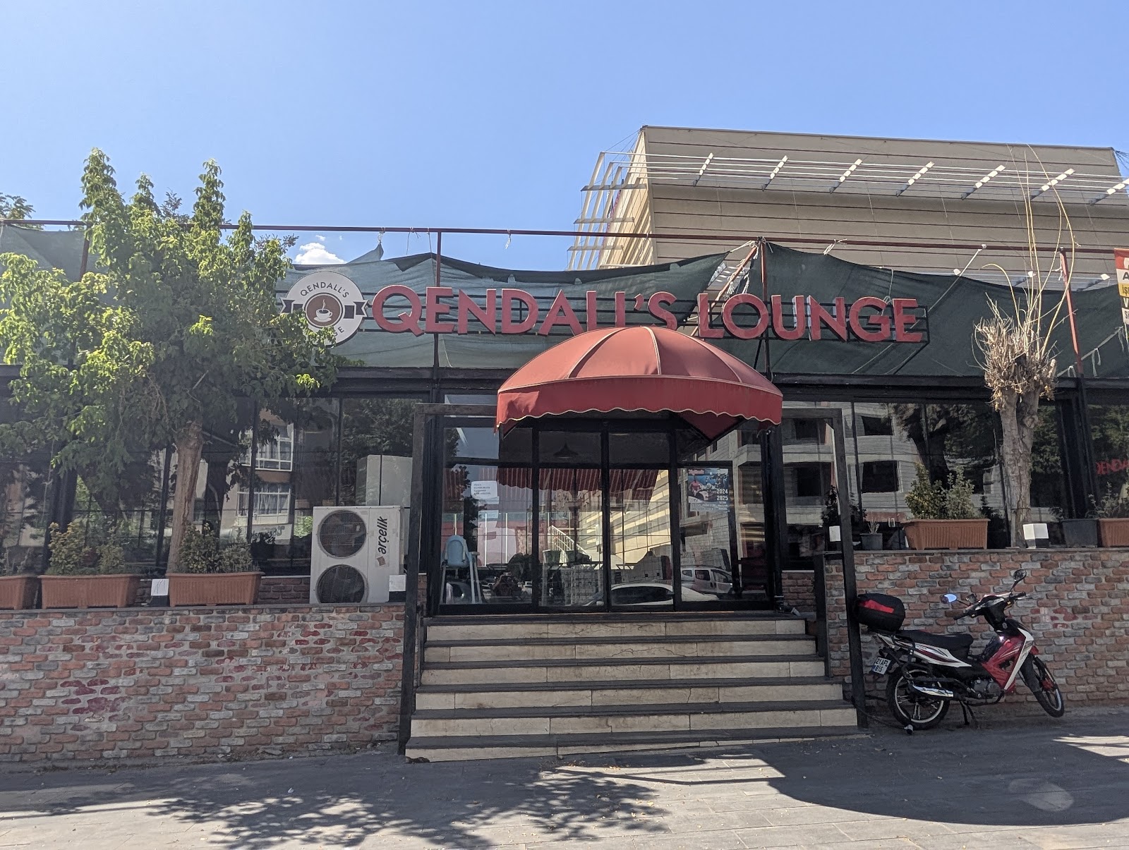 QENDALL'S LOUNGE CAFE & RESTAURANT mekanı