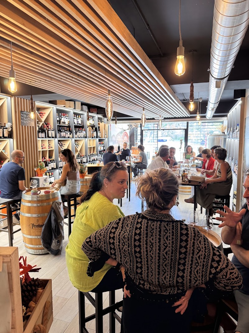 La Vendimia tienda de vinos a granel , etiquetados , espumosos , delicatessen. Gourmet photo 4