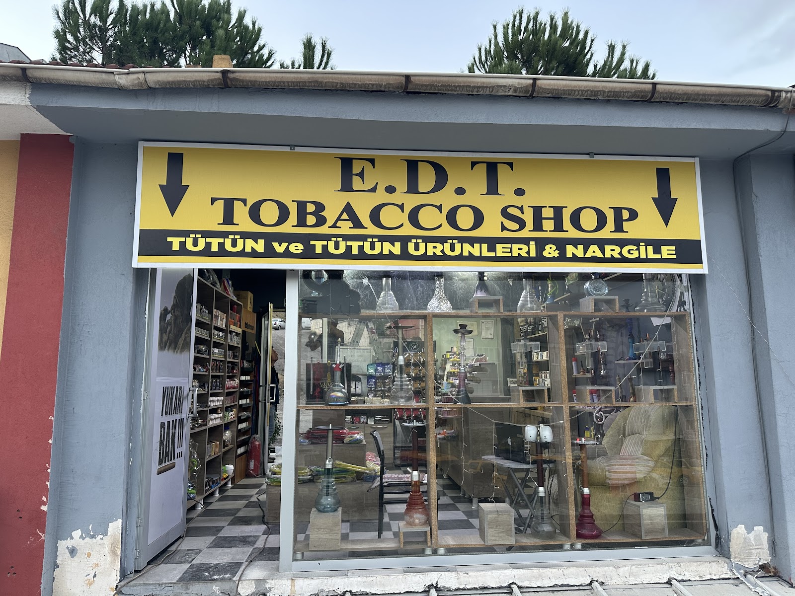 E.D.T. TOBACCO SHOP mekanı