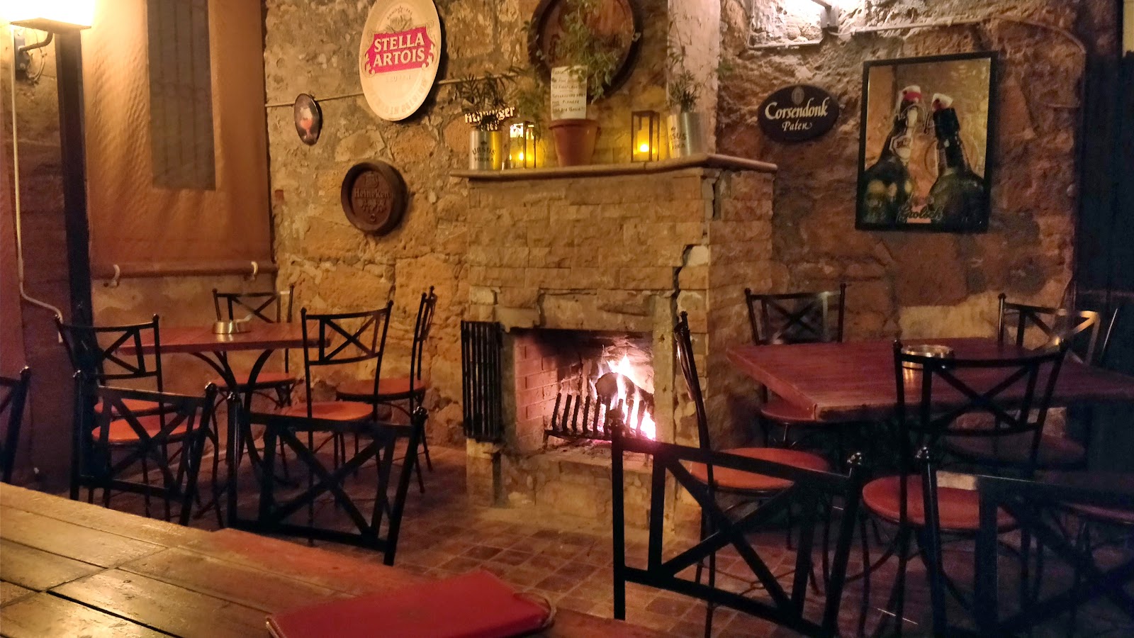 Plato's Bar mekanı