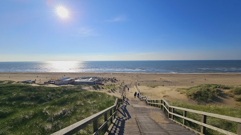 Strand bij zonsopkomst