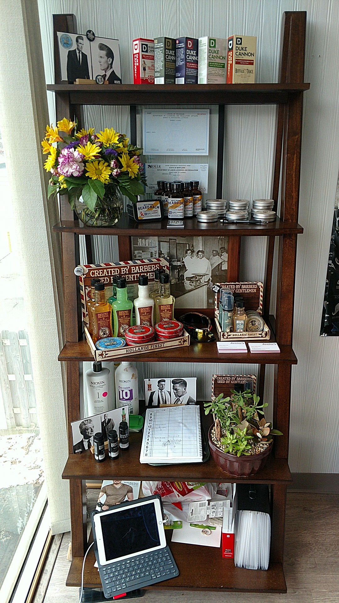 Junior's - An Old School Barbershop interior