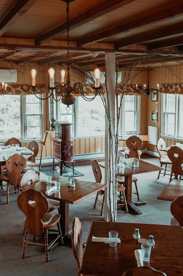 Max’s Restaurant & Pub at Snowvillage Inn