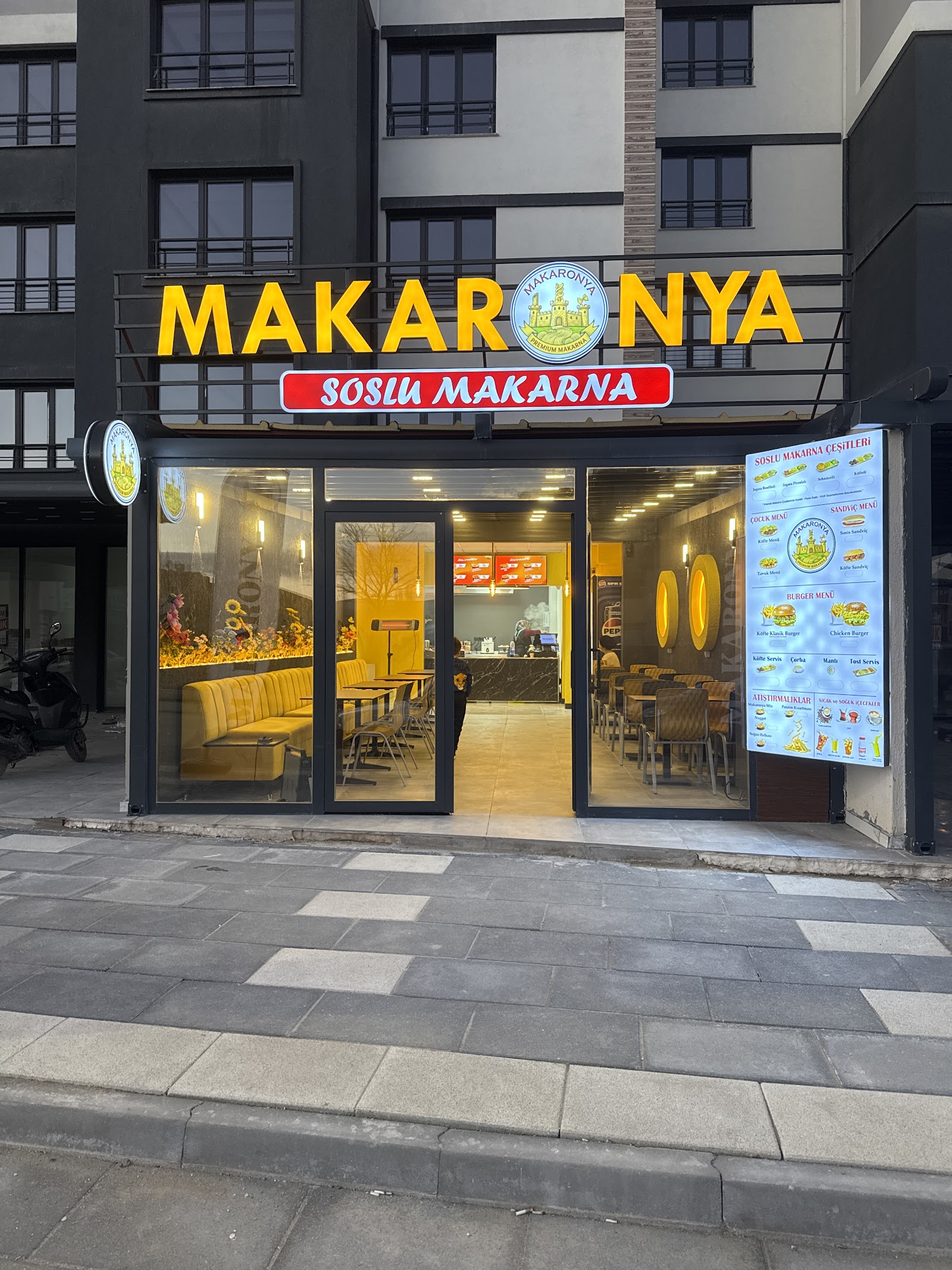 Makaronya soslu makarna mekanı