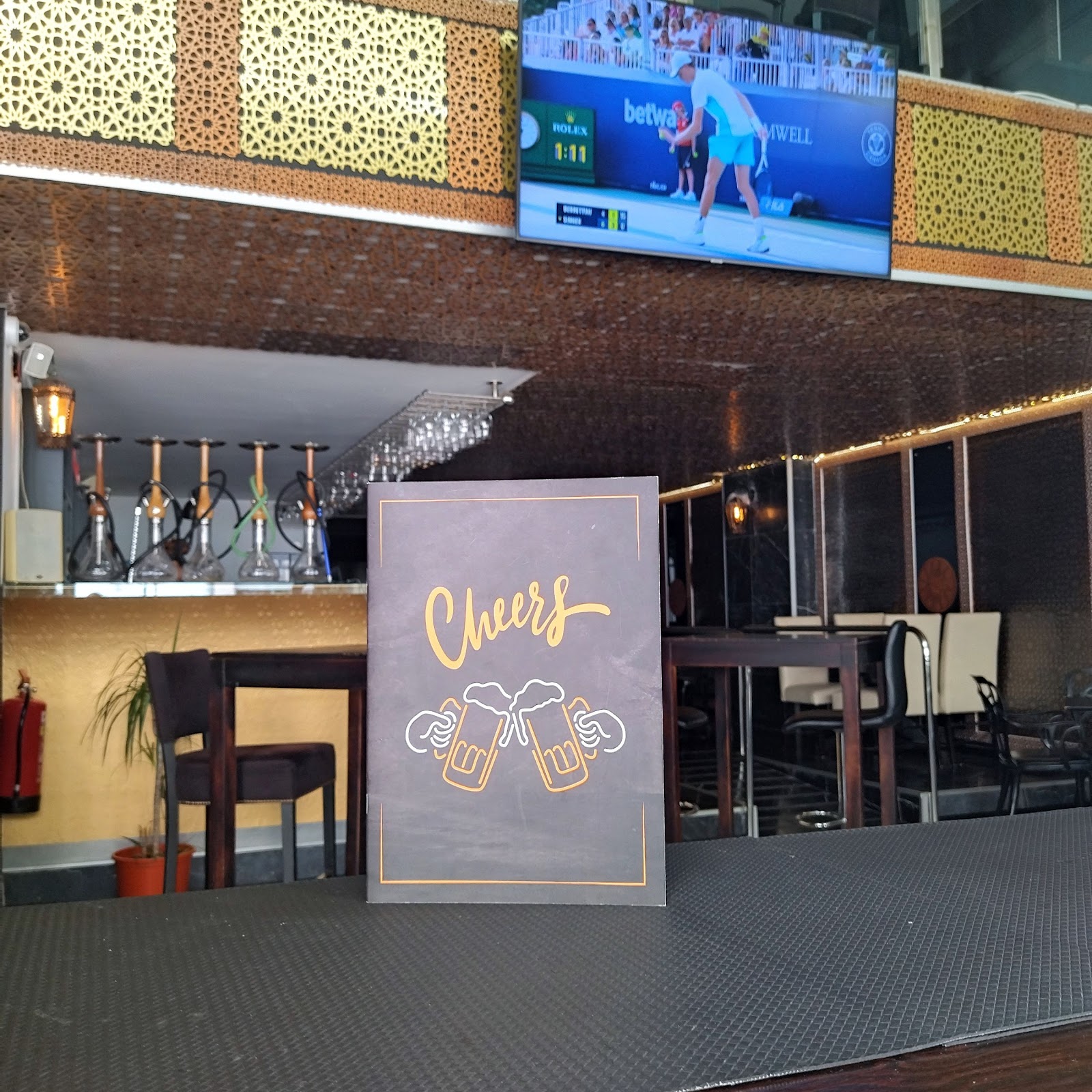CHEERS BAR mekanı