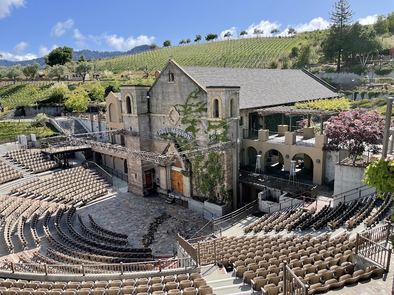 Intimate 2,500-seat outdoor amphitheater