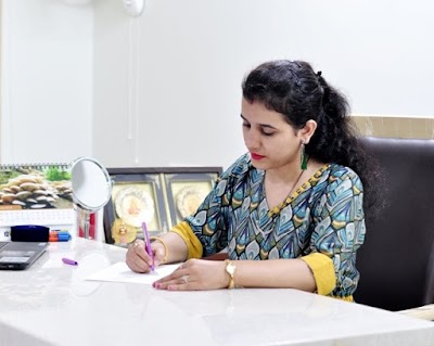 Dr. Dia Makhija