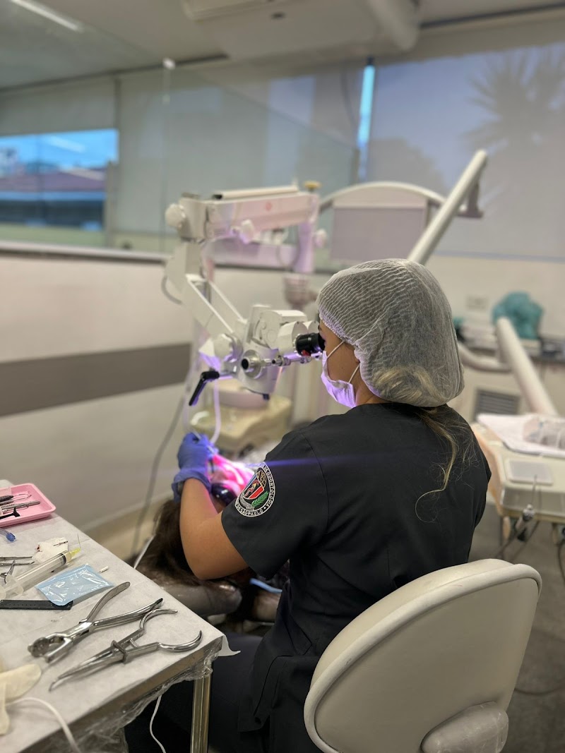 Dra Letícia Araújo - Dentista / Tratamento de canal / endodontia / urgência