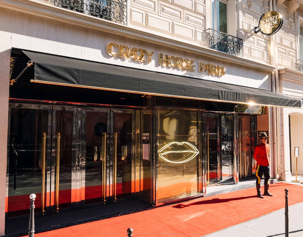 Crazy Horse Paris, vue extérieure