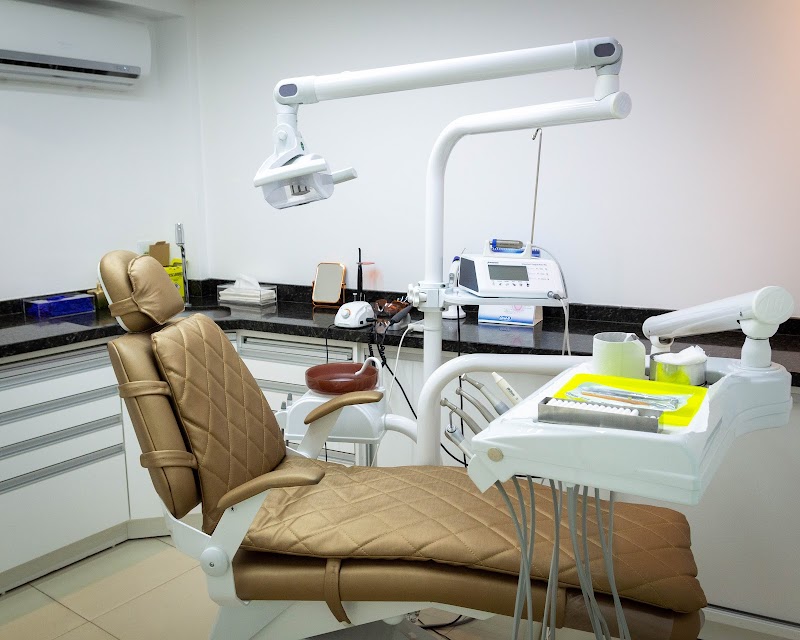 Clínica Castañeda | Próteses, Implantes e Facetas em Resina | Ortodontia e Dentista Canasvieiras - foto 3