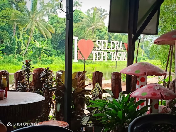 Selera Tepi Tasik