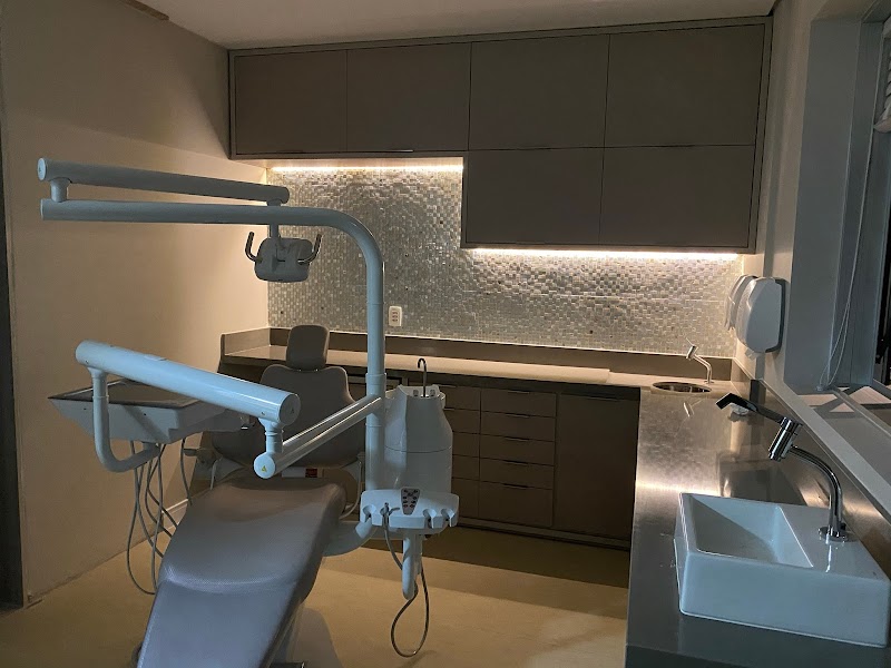 Dr Gustavo Macedo - Implantodontia e Estética Dental - foto 2