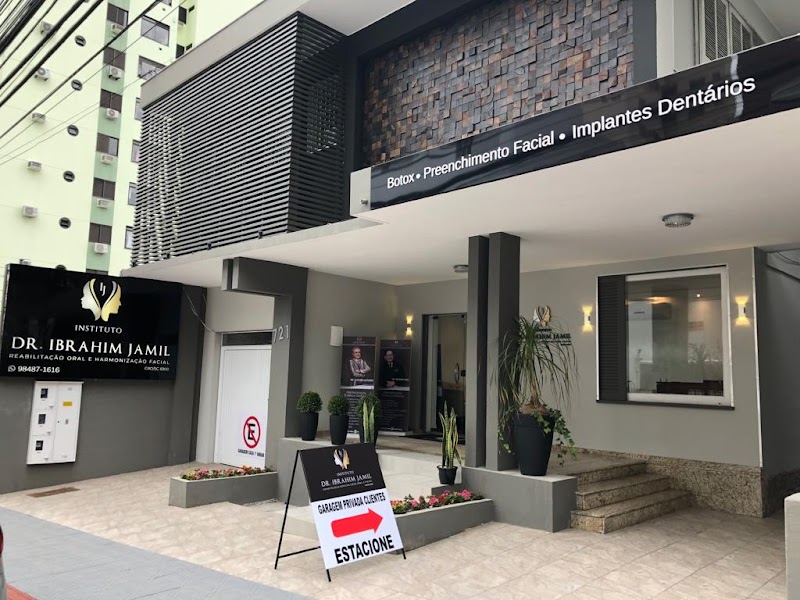 Dr. Ibrahim Jamil | Implantes Dentários e Harmonização Facial | Centro de Florianópolis