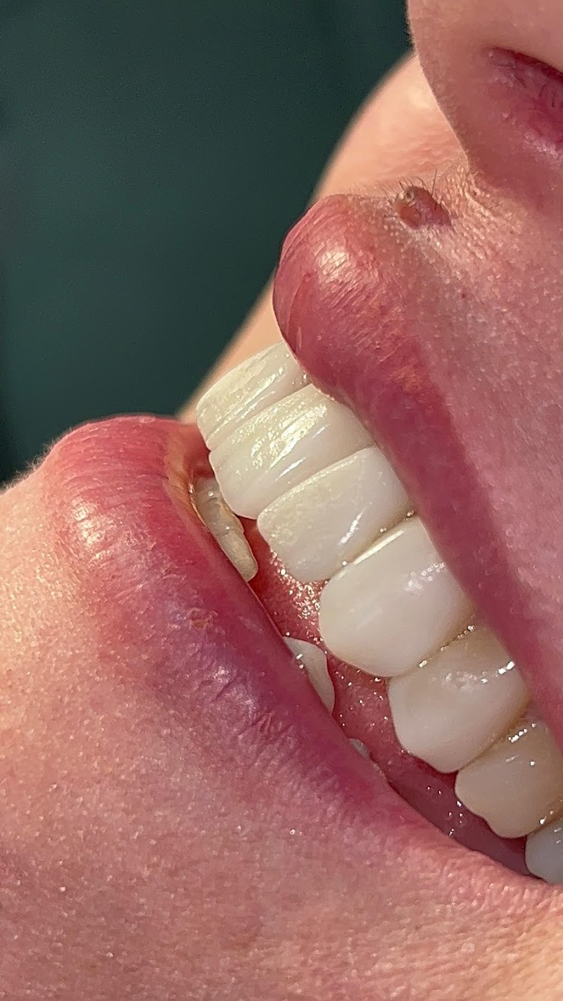 MC - Implantes, Siso e Odontologia Estética - foto 2