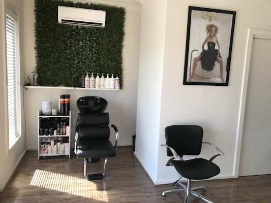 Michelle's Unisex Hair Studio