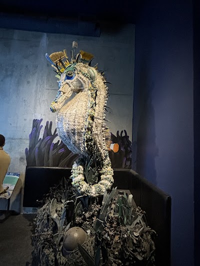 Aquarium Hummingbird and Butterfly Garden