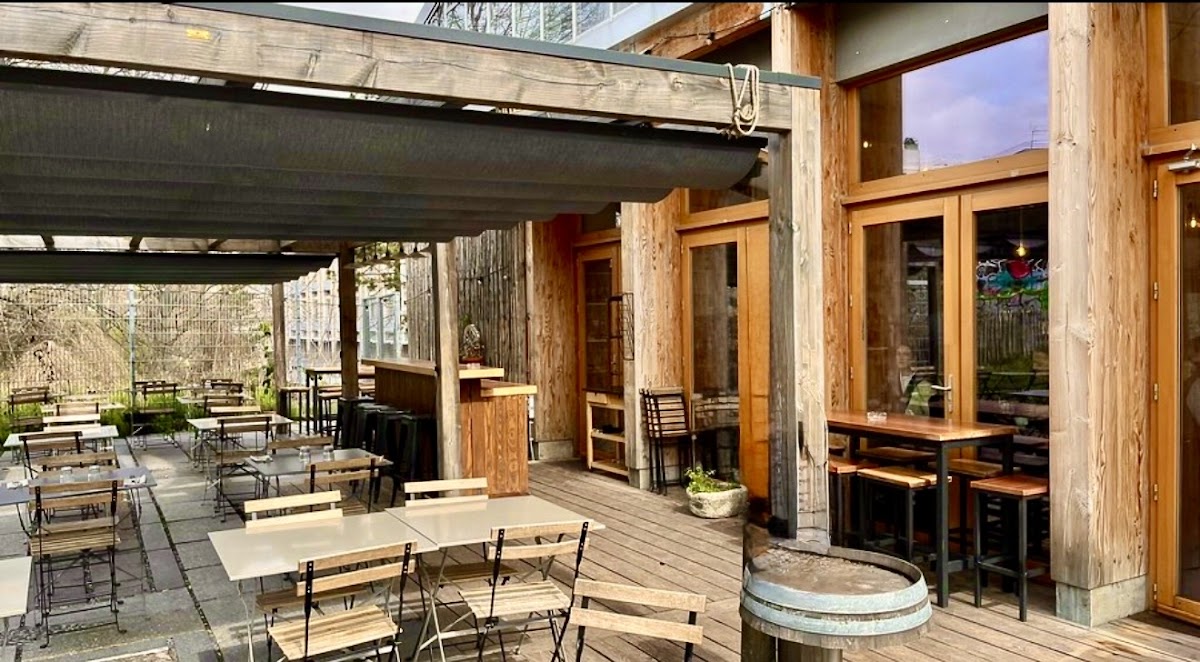 Le passage à niveau, vue extérieure