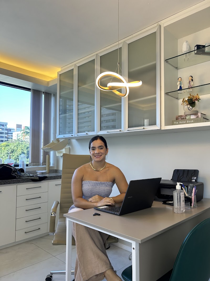 Dra. Thayná Menezes e Dr. Rodrigo Medeiros - Clareamento, Facetas, Lentes. - foto 2