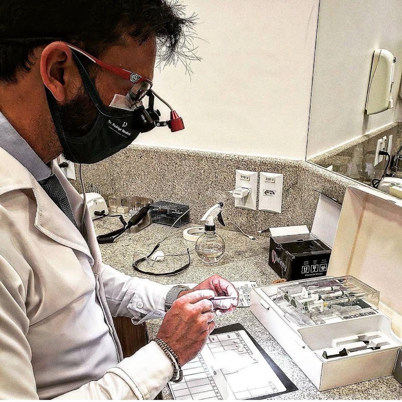 Dentista em Cuiabá Dr. Rodrigo Vandoni | Clareamento Dental | Lentes em Porcelana | Alinhadores Dentais | Implantes | Prótese - foto 5