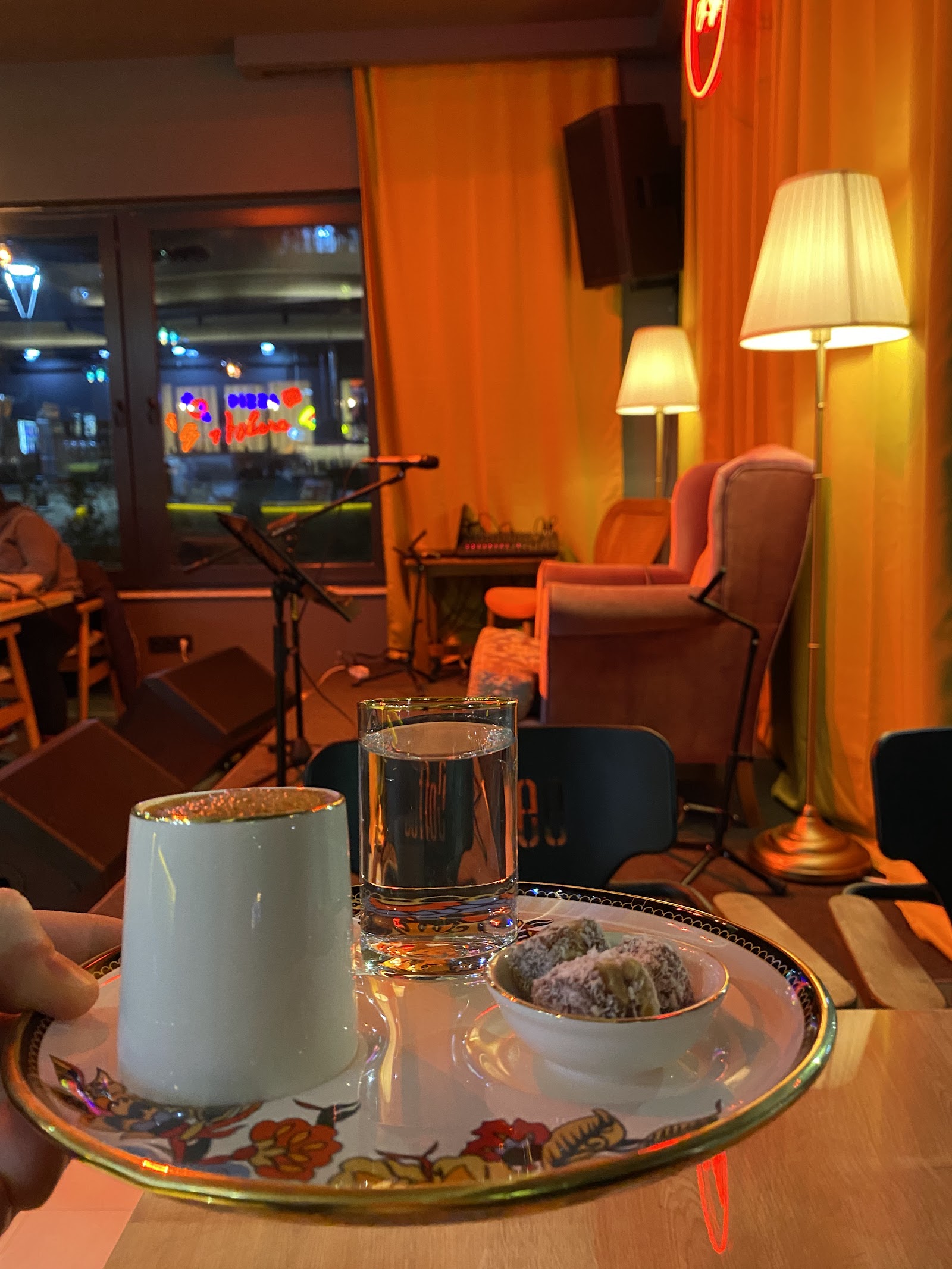 Sır Sanat Cafe Canlı Müzik&Nargile mekanı