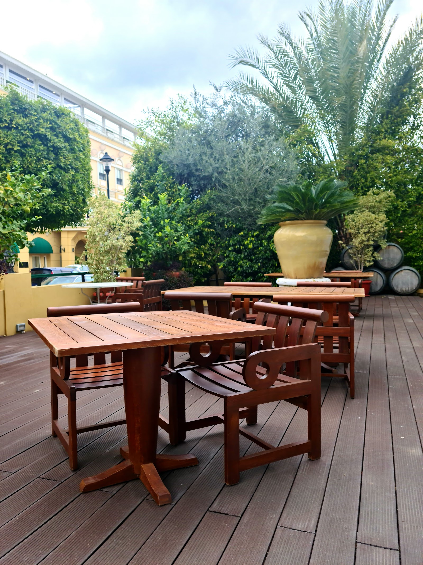 The House Lounge Bar & Restaurant mekanı